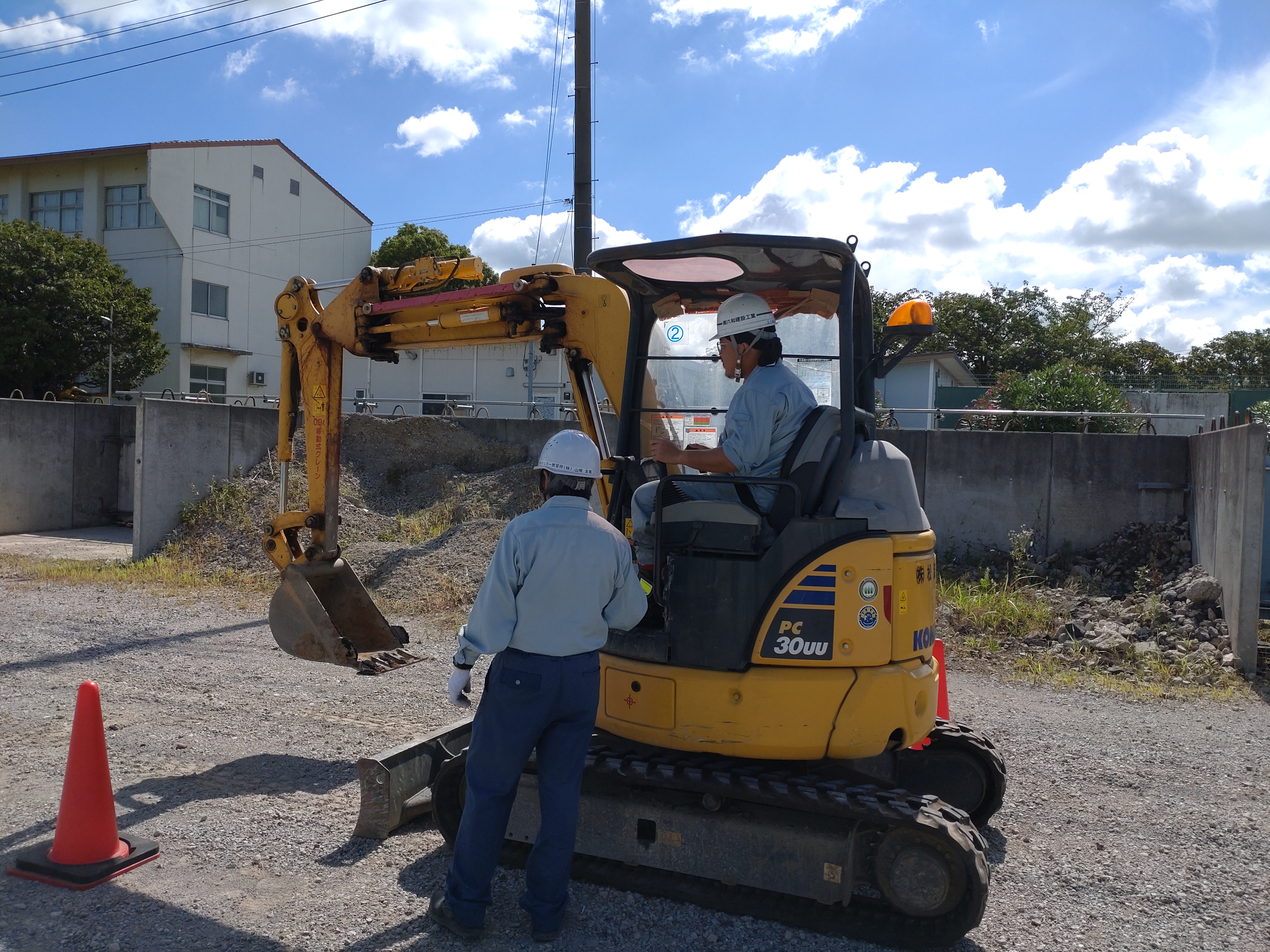 現場で指示を出すAさん